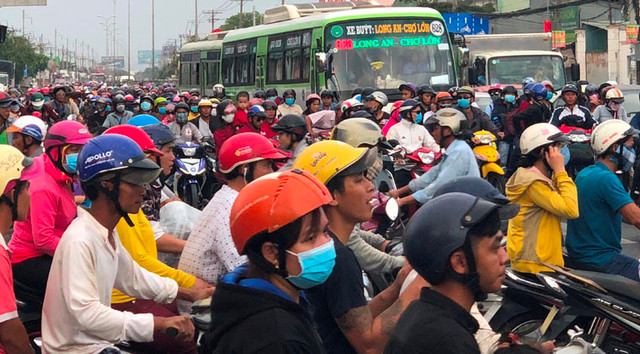 Giao thông trên Ql1, đoạn qua huyện Bình Chánh, cửa ngõ từ TP HCM về các tỉnh Miền Tây kẹt cứng chiều 28/4.