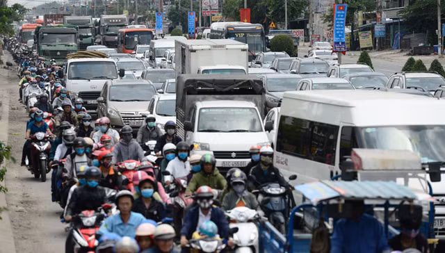 Suốt 2 ngày qua (28 và 29/4), lượng xe cộ đổ về TP Vũng Tàu đông nghịt khiến nhiều đoạn trên QL51, tuyến đường huyết mạch từ TP HCM và các tỉnh miền Đông về biển Vũng Tàu luôn trong tình trạng quá tải. Suốt 2 ngày qua (28 và 29/4), lượng xe cộ đổ về TP Vũng Tàu đông nghịt khiến nhiều đoạn trên QL51, tuyến đường huyết mạch từ TP HCM và các tỉnh miền Đông về biển Vũng Tàu luôn trong tình trạng quá tải.