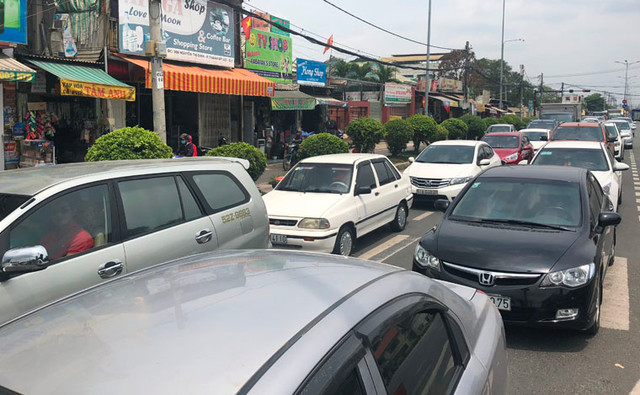 Giao thông trước bến phà Cát Lái (quận 2) bị ùn ứ nghiêm trọng sáng 29/4.