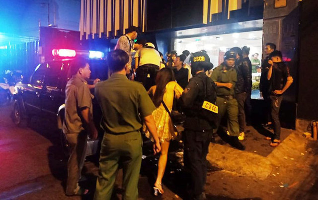 Hàng chục cô gái ăn mặc khêu gợi thác loạn trong quán bar ở TP HCM Hang chuc co gai an mac kheu goi thac loan trong quan bar o TP HCM