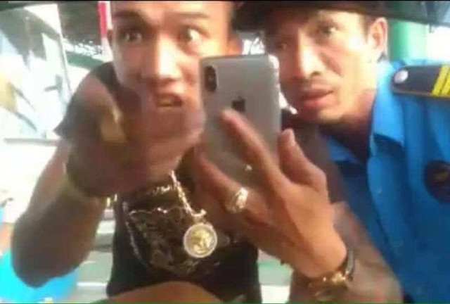 Đối tượng doạ nạt, hành vi dung tục với người qua trạm BOT Mỹ Lộc được xác định là Hoàng Văn Hậu, Ảnh chụp từ clip. Đối tượng doạ nạt, hành vi dung tục với người qua trạm BOT Mỹ Lộc được xác định là Hoàng Văn Hậu, Ảnh chụp từ clip.