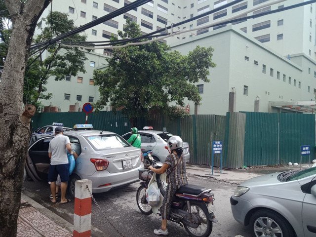 Dừng đón trả khách gây lộn xộn Dừng đón trả khách gây lộn xộn