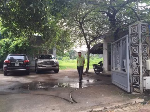 Dư luận đang đặt dấu hỏi về dự án nằm trên vị trí vàng của Thủ đô không hiểu vì sao vẫn nằm im, không được triển khai, trong khi TP Hà Nội đang quyết liệt rà soát, kiểm tra các dự án “găm đất” chậm tiến độ, quyết tâm xử lý những dự án bỏ hoang từ 3 năm trở lên.