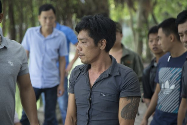 Nghi phạm Lý Trực Đỉnh tại buổi thực nghiệm hiện trường của công an. Ảnh: Trần Hồng Nghi phạm Lý Trực Đỉnh tại buổi thực nghiệm hiện trường của công an. Ảnh: Trần Hồng