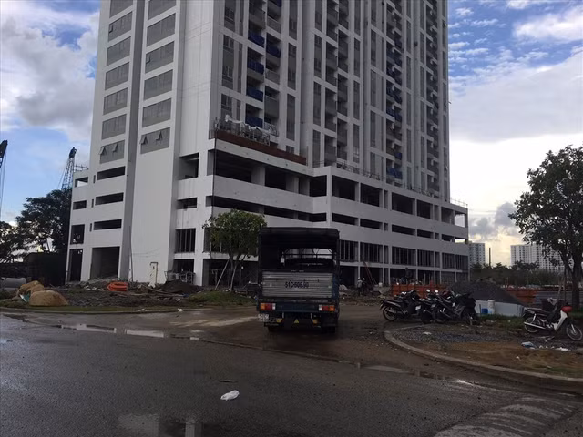 Lô đất có vị trí rất đắc địa, gần cầu Phú Mỹ, kề sát sông Sài Gòn. Ảnh: Lao động