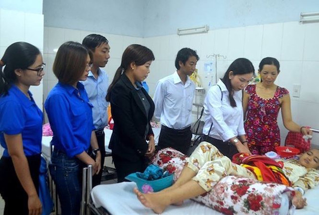 Cán bộ Tỉnh đoàn đến thăm nạn nhân. Cán bộ Tỉnh đoàn đến thăm nạn nhân.
