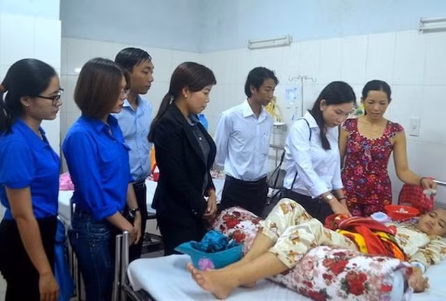 Cán bộ Tỉnh đoàn đến thăm nạn nhân.