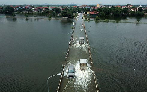 Hà Nội ngập lụt: Nhiều tuyến đường liên xã vẫn bị chia cắt Ha Noi ngap lut: Nhieu tuyen duong lien xa van bi chia cat