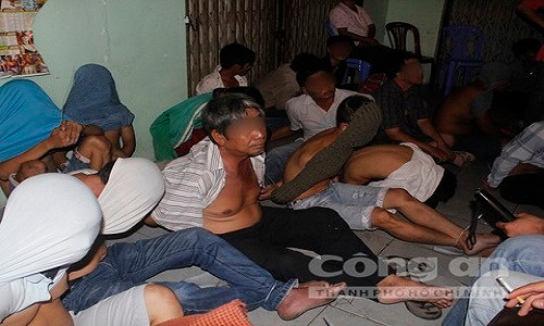 Các con bạc bị Công an Q.Bình Thạnh bắt quả tang khi tham gia cá độ tại quán cà phê Sóng Nhạc vào đêm 2-7