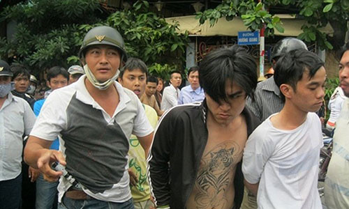 Hiệp sĩ Minh Tiến trong một lần bắt cướp. Hiệp sĩ Minh Tiến trong một lần bắt cướp.