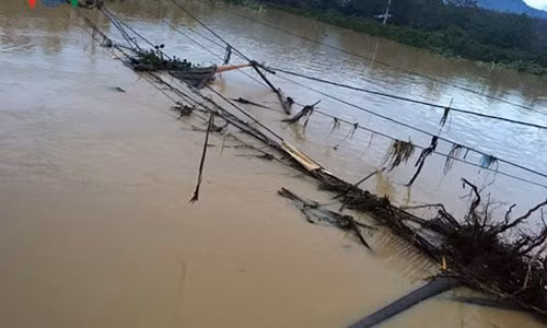 Nước trên sông Bứa qua thị trấn Thanh Sơn vẫn đang ở mức cao gần đến đường điện.