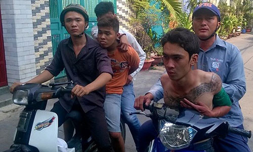 Hai tên cướp bị hiệp sĩ khống chế. Hai tên cướp bị hiệp sĩ khống chế.