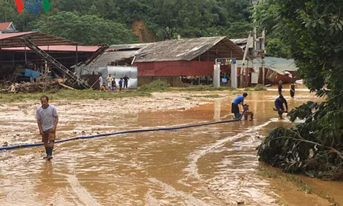 Bơm nước từ khu dân cư ra sông để chống ngập.