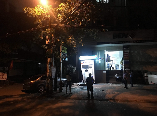 TP HCM: Oto BMW no lop dam vo nat tru ATM-Hinh-3