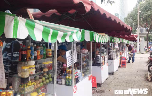 Hai pho hang rong dau tien o TP.HCM ra sao sau hon 1 nam hoat dong?-Hinh-2