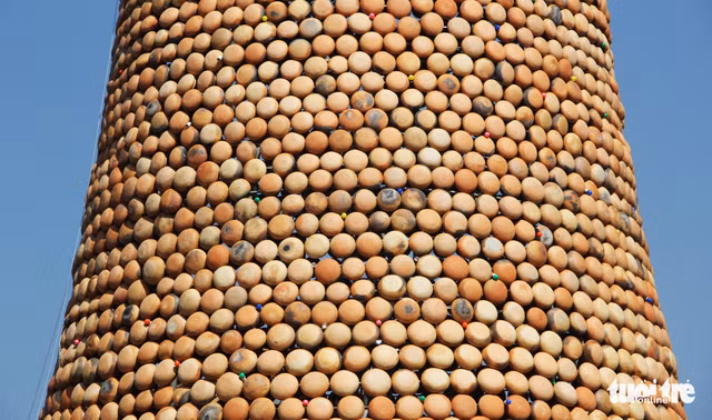 Với chiều cao nổi bật và được làm bằng hàng chiếc nồi đất, đây được xem là cây thông Noel độc đáo nhất tại Nghệ An từ trước đến nay - Ảnh: DOÃN HÒA.