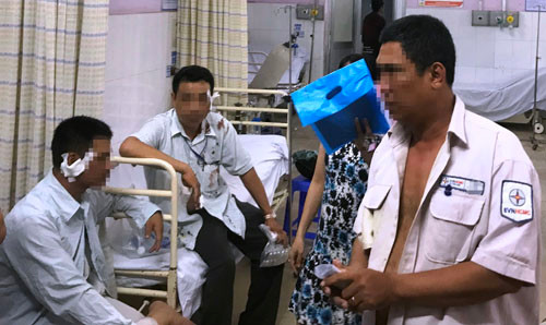Các nhân viên Điện lực cấp cứu tại bệnh viện quận Thủ Đức với mhiều thương tích trên cơ thể.