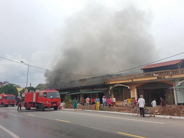 Kinh hoàng cháy 5 quán karaoke ở Móng Cái Kinh hoang chay 5 quan karaoke o Mong Cai