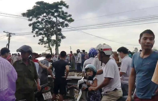 Tai nạn đường sắt ở Nam Định: Ôtô văng xa, 4 người thương vong - Hình 2 Tai nan duong sat o Nam Dinh: Oto vang xa, 4 nguoi thuong vong-Hinh-2