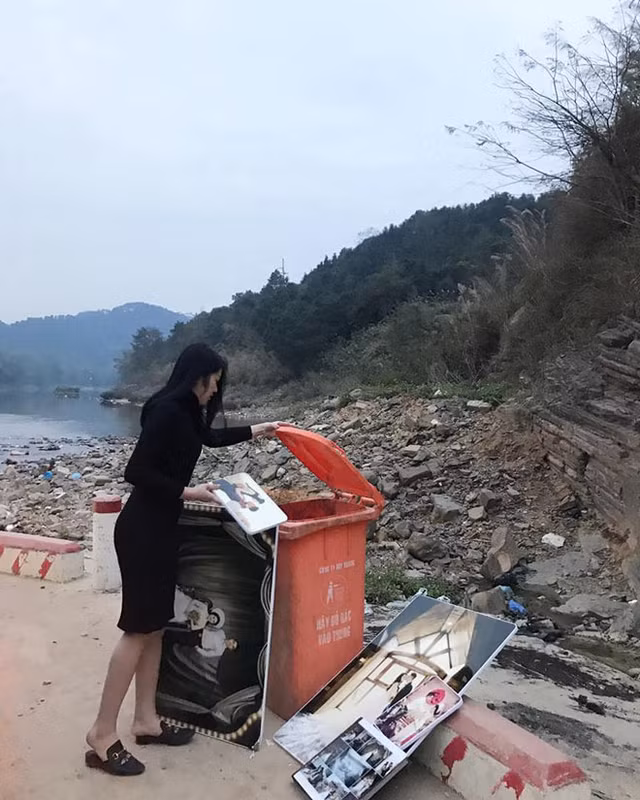 Cách đây ít ngày, bức ảnh với dòng chú thích “người ta đi thả cá, còn tôi đi thả rác” của một cô gái trẻ được dân mạng truyền tay nhau rộng rãi. “Rác” mà cô gái nhắc đến chính là xấp ảnh cưới lộng lẫy của chính cô và bỏ thùng rác chính là cách cô kết thúc cuộc hôn nhân chóng vánh.