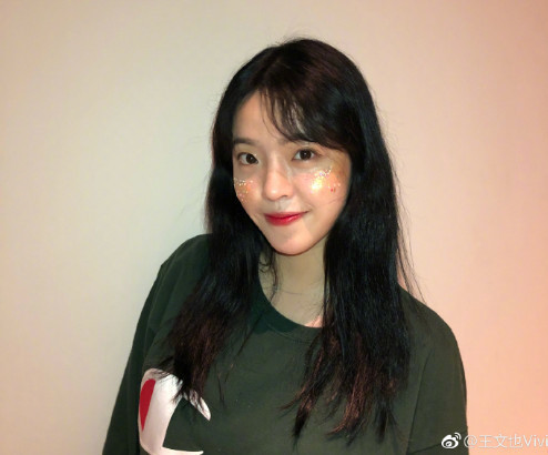 Trong hội con nhà giàu Trung Quốc, Vương Văn Dã (tên tiếng Anh là Vivi Tiffany, 20 tuổi) khiến nhiều người phải kiêng nể bởi mức độ giàu sang và quyền lực. Trong hội con nhà giàu Trung Quốc, Vương Văn Dã (tên tiếng Anh là Vivi Tiffany, 20 tuổi) khiến nhiều người phải kiêng nể bởi mức độ giàu sang và quyền lực.