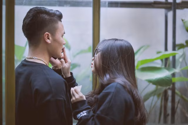 Nhật Lê (Quảng Nam, sinh viên trường Đại học Sư phạm Nghệ thuật Trung ương)- bạn gái Quang Hải được biết đến là một cô gái xinh đẹp và năng động, luôn ủng hộ niềm đam mê bóng đá của bạn trai. Ngay cả khi anh chàng mải mê tập luyện, thi đấu ở xa, cô cũng không giận dỗi vu vơ.