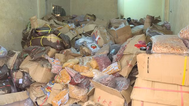 Số lượng mứt Tết bị lực lượng chức năng thu giữ vì toàn là hàng Trung Quốc.