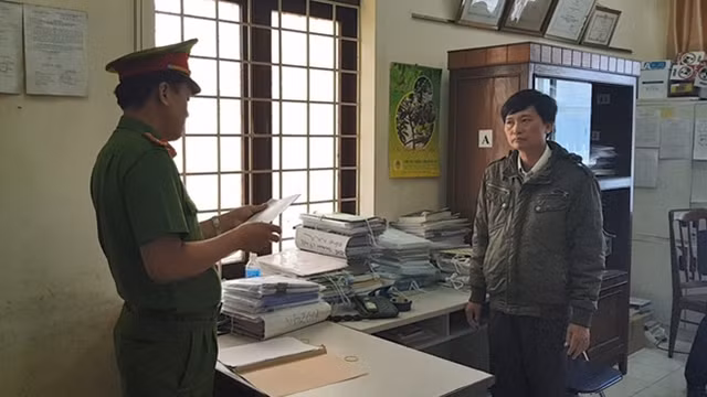 Điều tra viên Cơ quan CSĐT Công an Phú Yên công bố quyết định khởi tố bị can và lệnh bắt tạm giam Huỳnh Ngọc Tuấn. Ảnh : TNO