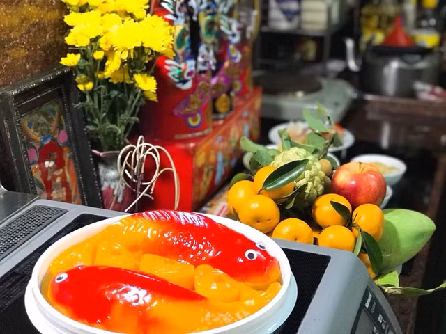 Còn 2 ngày nữa là đến ngày vía Thần Tài mùng 10 tháng Giêng âm lịch (25/2), thị trường bán vật cầu may nhân ngày này đang rất nhộn nhip. Thay vì vàng mã, cá lóc nướng, heo quay, tôm càng... thì năm nay, nhiều sản phẩm độc đáo khác đã "lên ngôi". Ảnh: FB Hà Thu Chu.