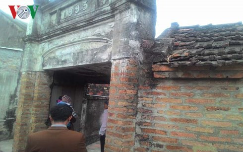 Căn nhà, cửa ngõ gia đình ông Thêm ở đã xuống cấp.