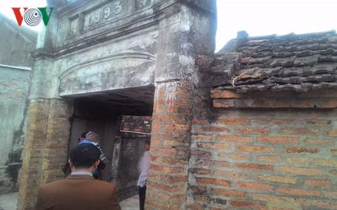 Căn nhà, cửa ngõ gia đình ông Thêm ở đã xuống cấp.