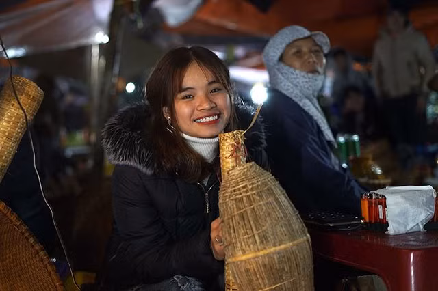 Bạn trẻ Trần Thị Lan bán hàng phụ giúp mẹ từ mấy năm nay. "Năm nay nhà em chuẩn bị rất nhiều mặt hàng nông cụ để bán ở chợ Viềng", Lan cho biết.