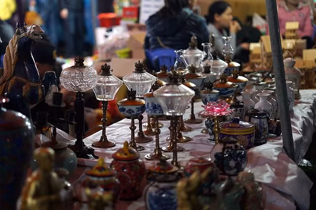 Xuất phát từ tục lấy may đầu năm, người dân quanh vùng đem theo những sản vật của gia đình như cây cảnh, nông cụ và đồ gia dụng cũ đem bán ở chợ Viềng với quan niệm "mua may, bán rủi"