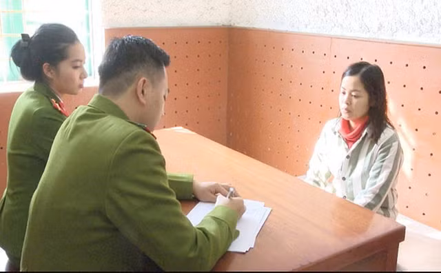 Lê Thị Thúy Hằng tại cơ quan công an.