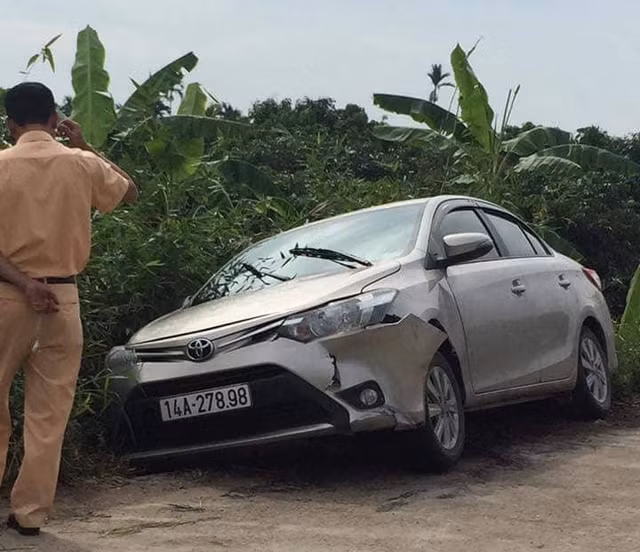 Hiện trường nơi phát hiện chiếc xe ô tô bị cướp.