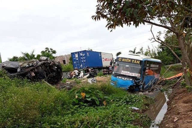 Thái Bình: Tai nạn liên hoàn xe khách húc bay xe con, 2 người tử vong Thai Binh: Tai nan lien hoan xe khach huc bay xe con, 2 nguoi tu vong