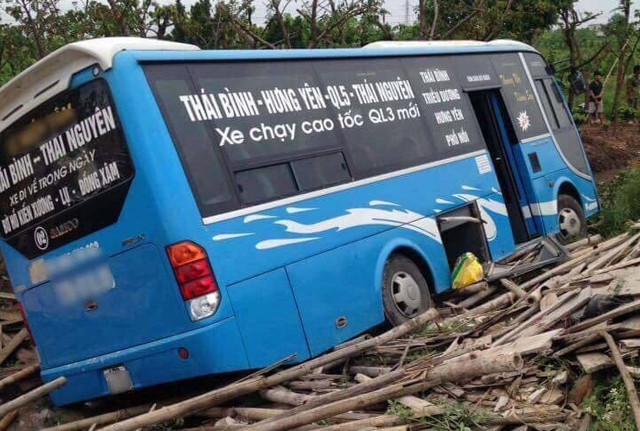Thái Bình: Tai nạn liên hoàn xe khách húc bay xe con, 2 người tử vong - Hình 2 Thai Binh: Tai nan lien hoan xe khach huc bay xe con, 2 nguoi tu vong-Hinh-2