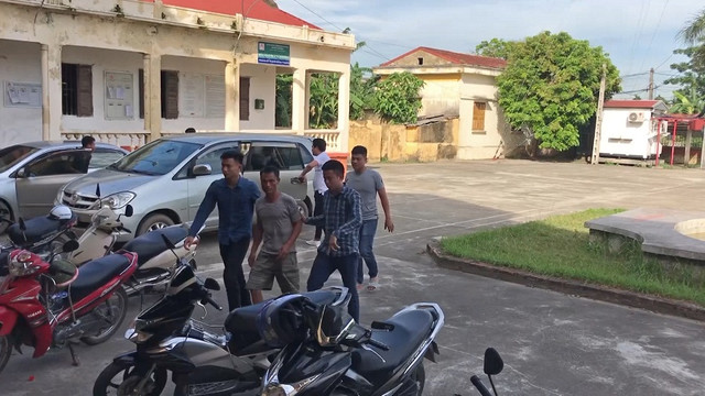 Đối tượng Tươi bị dẫn đến cơ quan công an. Ảnh: Công an tỉnh Hưng Yên. Đối tượng Tươi bị dẫn đến cơ quan công an. Ảnh: Công an tỉnh Hưng Yên.