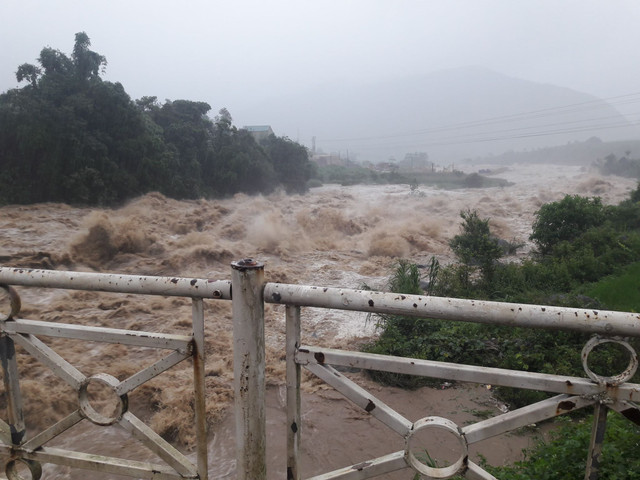 Mưa lũ hoành hành tại các tỉnh phía Bắc đã khiến 42 người chết, mất tích và bị thương, hàng nghìn căn nhà bị bị đổ, cuốn trôi, hư hỏng, ngập nước. Mưa lũ hoành hành tại các tỉnh phía Bắc đã khiến 42 người chết, mất tích và bị thương, hàng nghìn căn nhà bị bị đổ, cuốn trôi, hư hỏng, ngập nước.