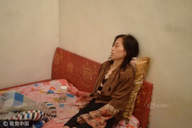 Chuyện lạ hôm nay: Cô gái bị nhốt trong lồng sắt và sự thật xót xa Chuyen la hom nay: Co gai bi nhot trong long sat va su that xot xa