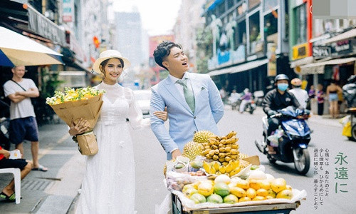 Ảnh cưới gợi nhớ đến hoàn cảnh lần đầu họ gặp nhau Ảnh cưới gợi nhớ đến hoàn cảnh lần đầu họ gặp nhau