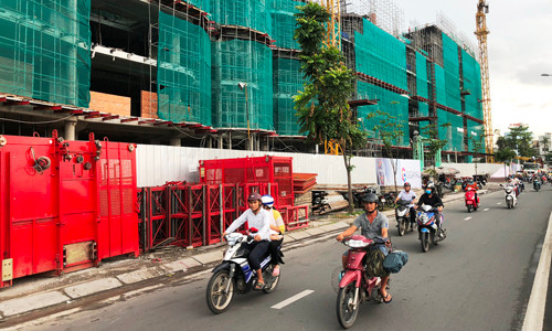 Thi cong TTTM, Cong ty Thuan Viet chiem sach via he, dan tinh ngao ngan