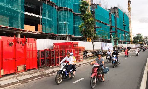 Thi cong TTTM, Cong ty Thuan Viet chiem sach via he, dan tinh ngao ngan