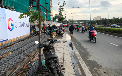 Thi cong TTTM, Cong ty Thuan Viet chiem sach via he, dan tinh ngao ngan-Hinh-7