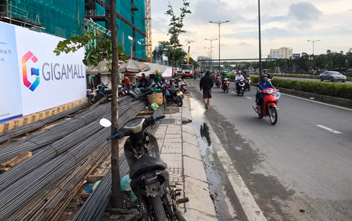 Thi cong TTTM, Cong ty Thuan Viet chiem sach via he, dan tinh ngao ngan-Hinh-7