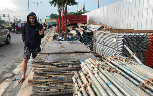 Thi cong TTTM, Cong ty Thuan Viet chiem sach via he, dan tinh ngao ngan-Hinh-6