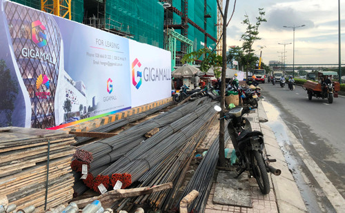 Thi cong TTTM, Cong ty Thuan Viet chiem sach via he, dan tinh ngao ngan-Hinh-2