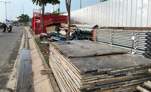 Thi cong TTTM, Cong ty Thuan Viet chiem sach via he, dan tinh ngao ngan-Hinh-3