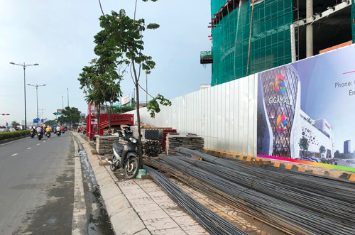 Thi cong TTTM, Cong ty Thuan Viet chiem sach via he, dan tinh ngao ngan-Hinh-4