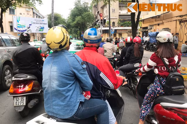 Hiếm khi người dân TPHCM phải mặc áo ấm ra đường để chống lại cái lạnh.